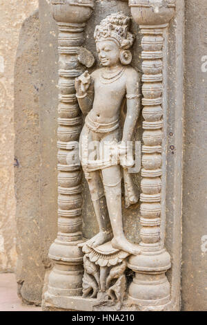 Das Schnitzwerk einer Apsara (himmlische Nymphe) bei Chand Baori Stufenbrunnen in Abhaneri, Rajasthan, Indien. Stockfoto