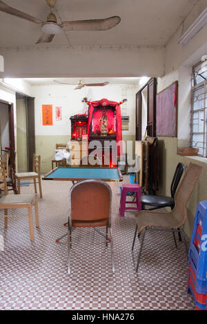 Ein kleiner Tempel in einem privaten Haus in Shui Tau Tsuen Dorf, Hong Kong Stockfoto