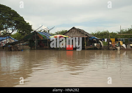 Traditionelles Haus auf Stelzen. Kampong Phluk Dorf Siem Reap, Kambodscha Nord-Zentral. Dorf auf Stelzen auf dem Tonle Sap gebaut. Stockfoto