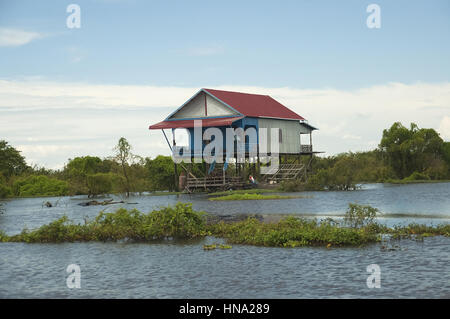 Traditionelles Haus auf Stelzen. Kampong Phluk Dorf Siem Reap, Kambodscha Nord-Zentral. Dorf auf Stelzen auf dem Tonle Sap gebaut. Stockfoto