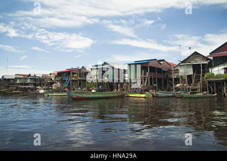 Traditionelle Häuser auf Stelzen. Kampong Phluk Dorf Siem Reap, Kambodscha Nord-Zentral. Dorf auf Stelzen auf dem Tonle Sap gebaut. Stockfoto