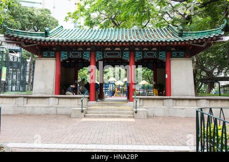 traditionelle Pagode in einem Park in Hong kong Stockfoto