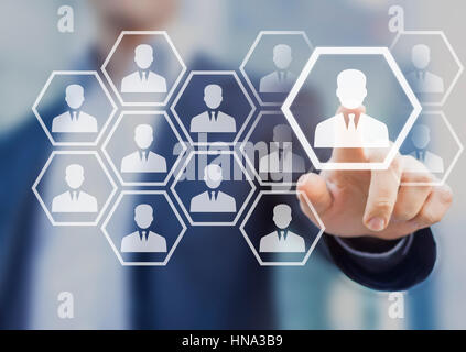 HR-Manager, die Wahl des professionellen Profils zu mieten auf einer virtuellen Bildschirm-Oberfläche, Konzept über Rekrutierung Stockfoto
