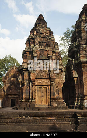 Banteay Srei Tempel, Angkor, Kambodscha. Die Zitadelle der Frauen dieser Tempel enthält die besten und meisten komplizierten Schnitzereien in Angkor zu finden. 967 CE Stockfoto