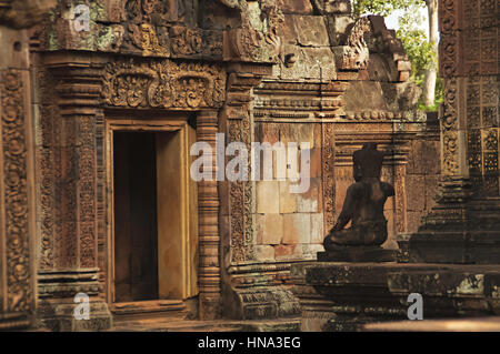 Banteay Srei Tempel, Angkor, Kambodscha. Die Zitadelle der Frauen dieser Tempel enthält die besten und meisten komplizierten Schnitzereien in Angkor zu finden. 967 CE Stockfoto