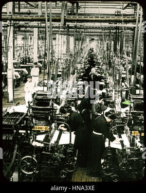 Herbert Geddes, Leben in Japan, ca. 1910 - Maschine-Weberei in Fabrik Stockfoto