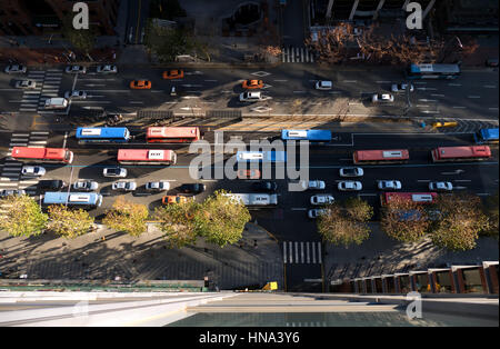 Blick auf Gangnam Daero Boulevard in Gangnam District, Seoul, Südkorea, Asien. Verkehr, Autos, Busse Stockfoto