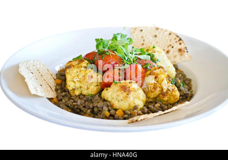 Vegan Essen würzigen französische Linsen und Gebratener Blumenkohl mit gebratenen Kirschtomaten. Stockfoto