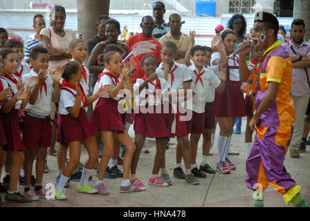 Clown unterhaltsam junge Schulkinder im Parque Central, Havanna, Kuba. Stockfoto