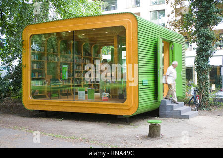 Deutschland, Köln, der Minibib, Kiosk für Bücher kostenlos leihen. Keine persönlichen Daten erfasst werden, wird kein Bibliotheksausweis benötigt. Stockfoto