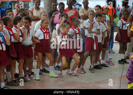 Clown unterhaltsam junge Schulkinder im Parque Central, Havanna, Kuba. Stockfoto