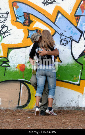 Paar, küssen, Credit Jugendliche Alkohol trinken © Luigi Innamorati/Sintesi/Alamy Stock Photo Stockfoto