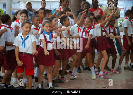 Clown unterhaltsam junge Schulkinder im Parque Central, Havanna, Kuba. Stockfoto