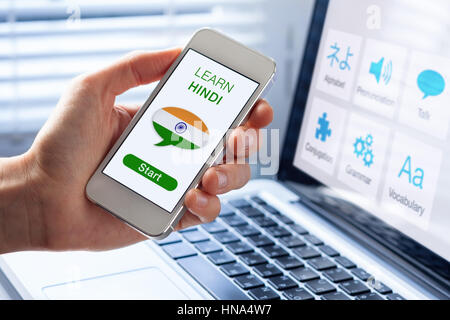 Lernen Sie Hindi Sprache Online-Konzept mit einer Person zeigt e-Learning-app auf dem Handy mit der Flagge von Indien Stockfoto