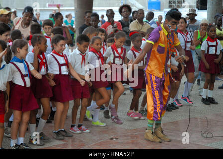 Clown unterhaltsam junge Schulkinder im Parque Central, Havanna, Kuba. Stockfoto