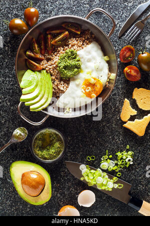 Vegetarisch von Frühstückseier, Avocados, Tomaten und Buchweizen. Gesunde Ernährung Stockfoto