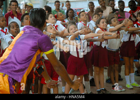 Clown unterhaltsam junge Schulkinder im Parque Central, Havanna, Kuba. Stockfoto