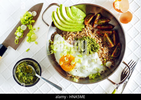 Vegetarisch von Frühstückseier, Avocados, Tomaten und Buchweizen. Gesunde Ernährung Stockfoto