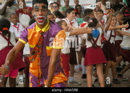 Clown unterhaltsam junge Schulkinder im Parque Central, Havanna, Kuba. Stockfoto