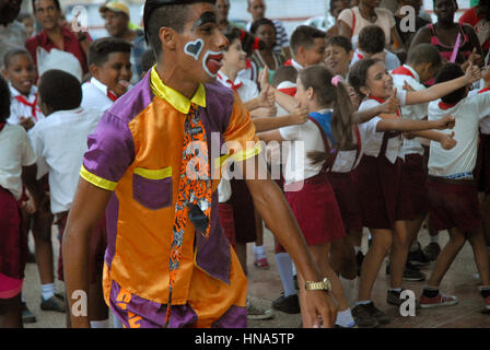 Clown unterhaltsam junge Schulkinder im Parque Central, Havanna, Kuba. Stockfoto