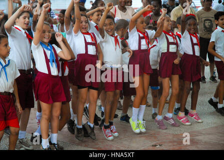 Clown unterhaltsam junge Schulkinder im Parque Central, Havanna, Kuba. Stockfoto