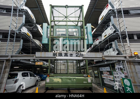 Platzsparende mehrstöckige Parkhaus in der Stadt Kyoto, Japan Stockfoto