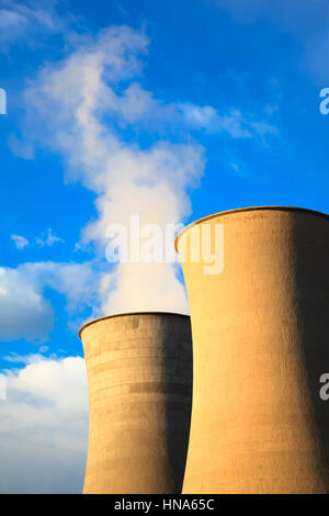 Fernmeldeturm und einem Kühlturm in einer grünen Landschaft. Toskana, Italien. Geothermischer Energie ist eine Form der Alternativen und nachhaltigen Energien Produkti Stockfoto