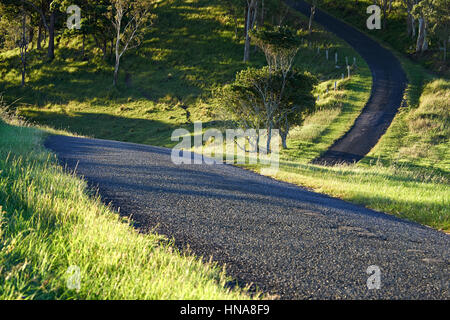 Kurvenreiche Straße von Bitumen in einer ländlichen Umgebung Stockfoto