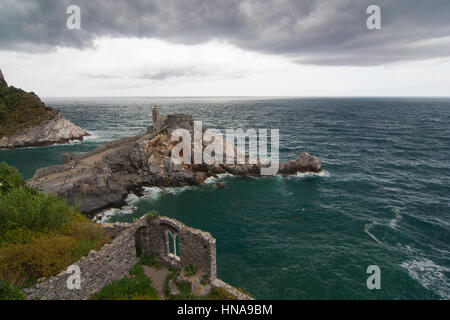 Portovenere alte gotische Kirche St. Peter auf in einem trüben und windigen Tag hinunter zum Meer abfallenden Felsen gebaut Stockfoto