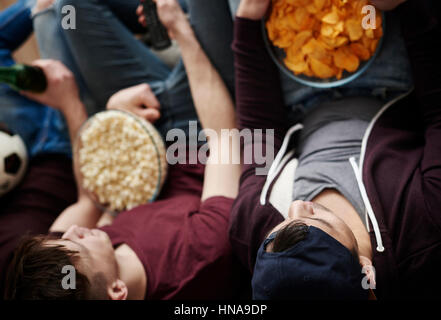 Direkt oben geschossen von Männern mit snacks Stockfoto