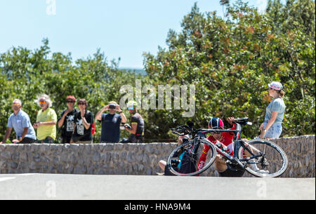 Col du Serre de Tourre, Frankreich - Juli 15,2016: französische Radrennfahrer Tony Gallopin Lotto-Soudal Team fällt während eines einzelnen Erprobungsphase in Ar Stockfoto