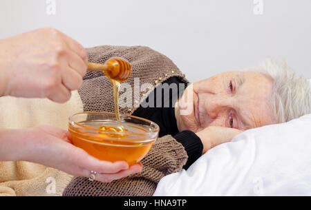 Porträt einer älteren faltige Frau im Bett liegend Stockfoto
