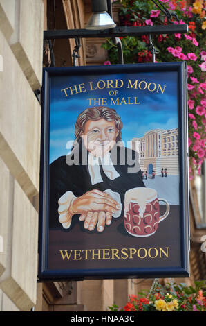 Der Herr Mond von der Mall Gasthaus Pub Schild, Whitehall, London, UK. Stockfoto