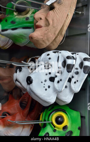 Tiermasken in einer Partei-Shop-Schaufenster Stockfoto