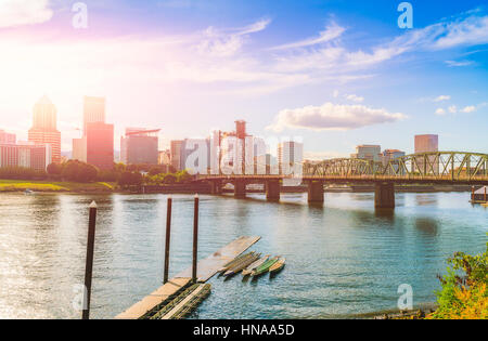Portland Stadt-Landschaft am Tag mit Gedanken über das Wasser, Oregon, Usa.  für Editorial. Stockfoto