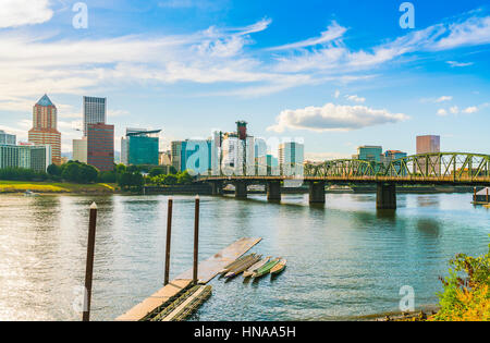 Portland Stadt-Landschaft am Tag mit Gedanken über das Wasser, Oregon, Usa.  für Editorial. Stockfoto