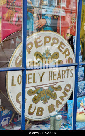 Sgt. Peppers Lonely Hearts Club Band Logo in UK Tourist Souvenir Schaufenster Stockfoto