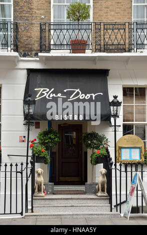 Blaue Tür Bistro-Restaurant in der Montague auf die Gärten, Montague Street, London, UK Stockfoto