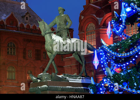 Denkmal für World War II sowjetischer Marschall Georgy Zhukov (1896-1974) am Manege-Platz während der Weihnachtszeit in Moskau, Russland Stockfoto