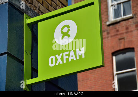 Oxfam Charity Shop anmelden Stockfoto