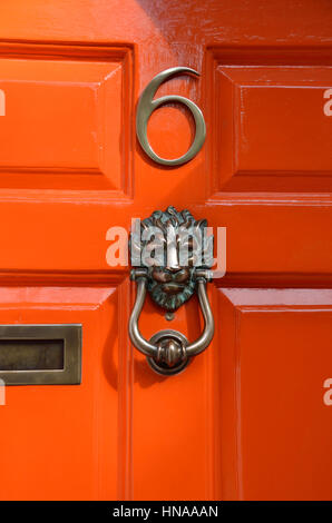 Orange Nummer sechs Haustür Stockfoto
