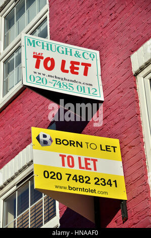 Immobilienmakler Bretter außerhalb einer Erdgeschoss Wohnung, London, UK zu lassen. Stockfoto