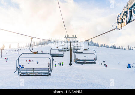 schöne Skilift über Schneeberg im Skigebiet mit blauem Himmelshintergrund. Stockfoto