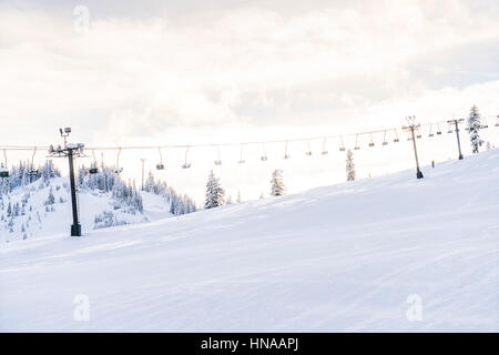 schöne Skilift über Schneeberg im Skigebiet mit blauem Himmelshintergrund. Stockfoto