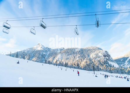 schöne Skilift über Schneeberg im Skigebiet mit blauem Himmelshintergrund. Stockfoto