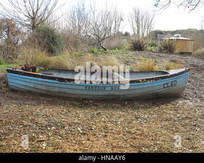 Alte blaue Holz Ruderboot bereit, Upcycled im Garten Schulprojekt Stockfoto