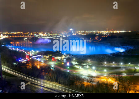 Feuerwerk in Niagarafälle über Wasserfälle, bunte Lichter und Feuerwerke in Ontario, Kanada, Niagarafälle Stockfoto