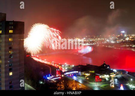 Feuerwerk in Niagarafälle über Wasserfälle, bunte Lichter und Feuerwerke in Ontario, Kanada, Niagarafälle Stockfoto