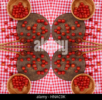 Eine Schüssel mit Kirschtomaten & Cherry Tomaten auf einem hölzernen Hintergrund Stockfoto