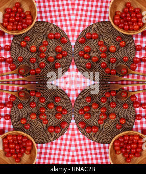 Eine Schüssel mit Kirschtomaten & Cherry Tomaten auf einem hölzernen Hintergrund Stockfoto